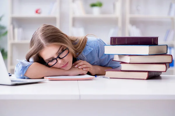 Junge Teenagerin bereitet sich zu Hause auf Prüfungen vor — Stockfoto