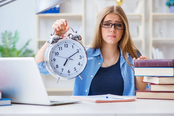 Unga tonåriga kvinnliga student förbereder sig för tentor hemma — Stockfoto