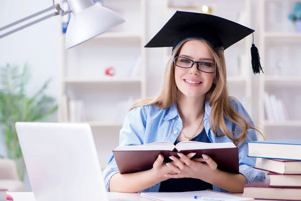 Unga tonåriga kvinnliga student förbereder sig för tentor hemma — Stockfoto