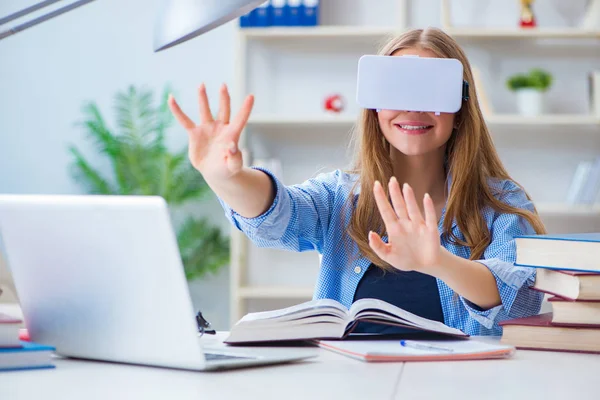 Jonge vrouwelijke student bereidt zich voor op examens met VR bril — Stockfoto