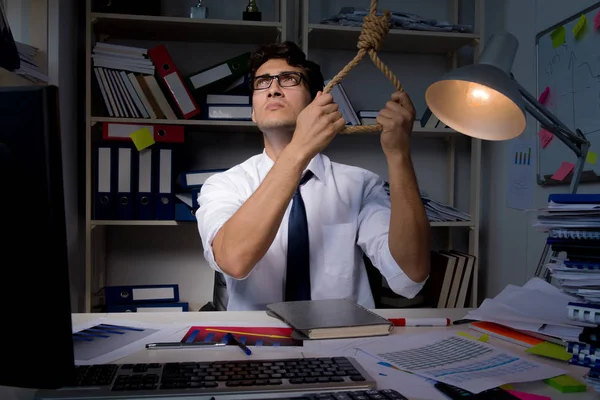 Hombre de negocios trabajando hasta tarde en la oficina — Foto de Stock