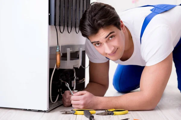 Ремонтник подрядчика ремонт холодильника в DIY концепции — стоковое фото