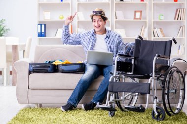 Pasif adam dizüstü bilgisayarla internetten seyahat rezervasyonu