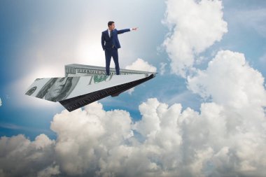 Ticari konseptte kağıt uçakla uçan bir iş adamı