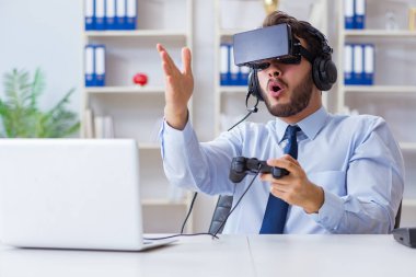 Ofisteki işadamı oyuncu oyunlar oynuyor