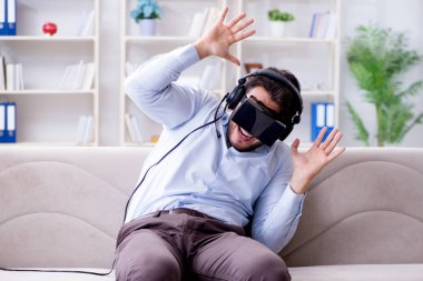 Öğrenci oyuncu evde oyun oynuyor