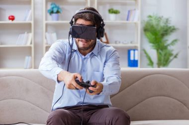 Öğrenci oyuncu evde oyun oynuyor