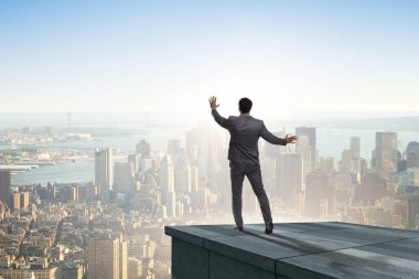 İş adamı iş konseptinde yeni zorluklara hazır