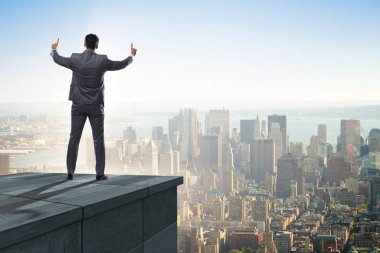 İş adamı iş konseptinde yeni zorluklara hazır