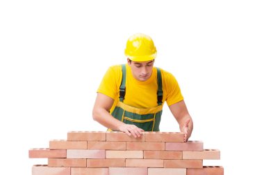 Yakışıklı inşaat işçisi tuğla duvar inşa ediyor.