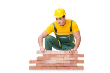 Yakışıklı inşaat işçisi tuğla duvar inşa ediyor.