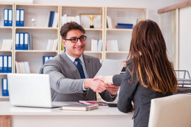 İş adamıyla iş kadını arasındaki iş görüşmesi