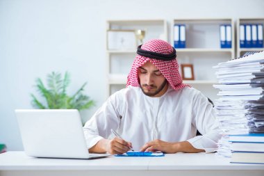 Ofiste çalışan Arap işadamı bir Pi ile evrak işi yapıyor.