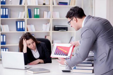 Kadın ve erkek arasındaki ofis anlaşmazlığı