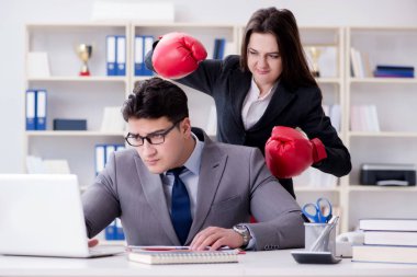 Kadın ve erkek arasındaki ofis anlaşmazlığı