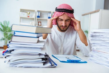 Ofiste çalışan Arap işadamı bir Pi ile evrak işi yapıyor.