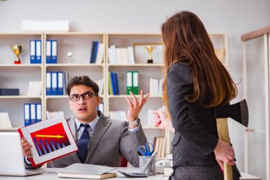 Kadın ve erkek arasındaki ofis anlaşmazlığı