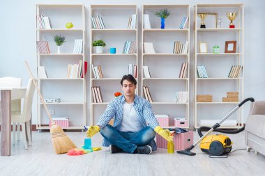 Adam evi temizliyor.