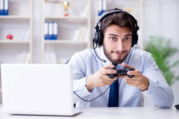 Jogador empresário no escritório jogando jogos — Fotografia de Stock