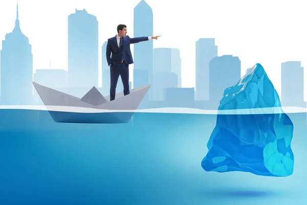 BUsinessman che mostra le direzioni per evitare problemi come iceberg — Foto Stock