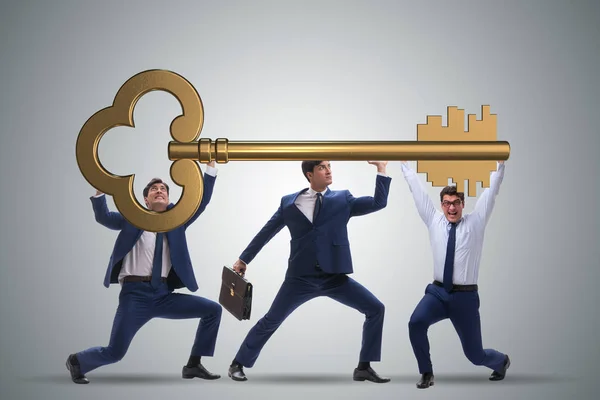 Geschäftsleute mit riesigem Schlüssel im Geschäftskonzept — Stockfoto