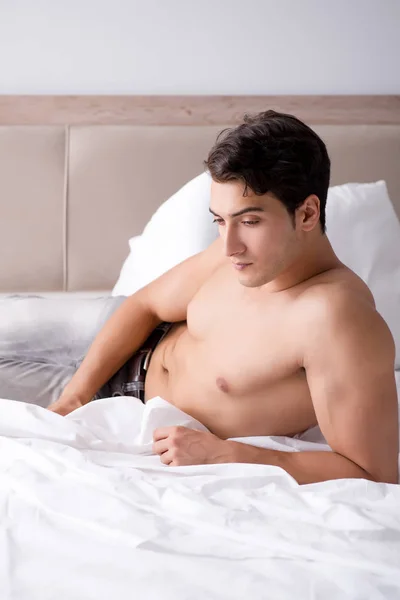 Jeune beau mec torse nu montrant torse sexy sur le lit à h — Photo