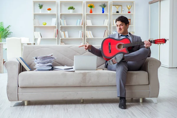 Uomo d'affari che suona la chitarra a casa — Foto Stock