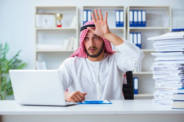 Empresário árabe trabalhando no escritório fazendo papelada com um pi — Fotografia de Stock
