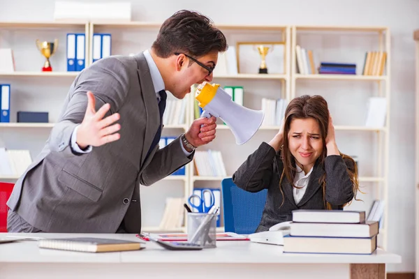 Bürokonflikt zwischen Mann und Frau — Stockfoto