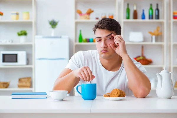 Чоловік засинає під час сніданку після понаднормової роботи — стокове фото