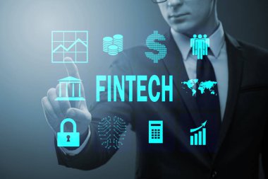 Fintech konseptinde düğmelere basan iş adamı