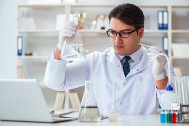 Genç araştırmacı bilim adamı bir su testi kirliliği araştırması yapıyor.
