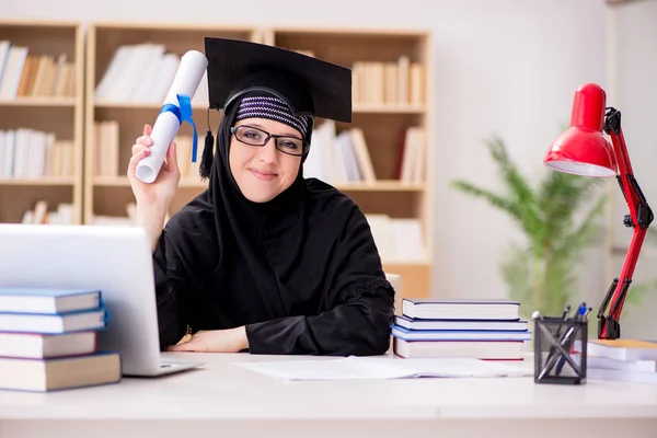 在头巾里学习准备考试的穆斯林女孩 — 图库照片