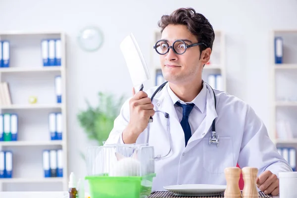 Deli doktor tavşan yemeye hazırlanıyor. — Stok fotoğraf