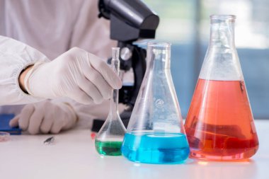 Laboratuvarda çalışan kimyager.