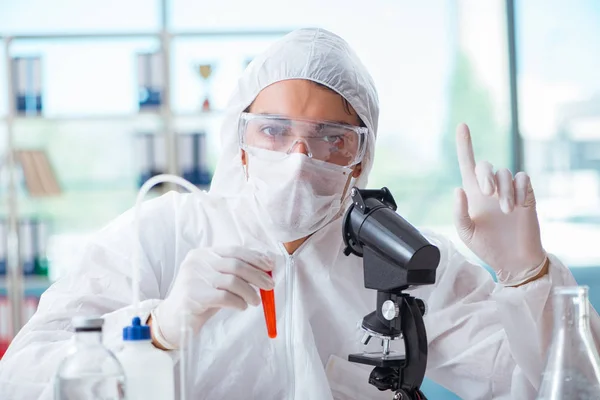 Químico trabalhando no laboratório com produtos químicos perigosos — Fotografia de Stock