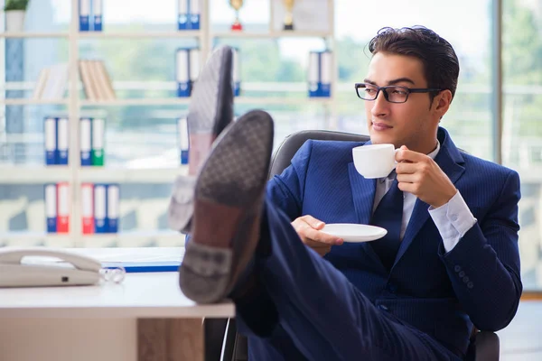 Homme d'affaires buvant du café au bureau pendant la pause — Photo