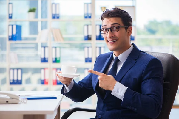 Homme d'affaires buvant du café au bureau pendant la pause — Photo