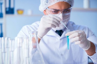 Bir laboratuarda deney yapan kadın bir bilim adamı.