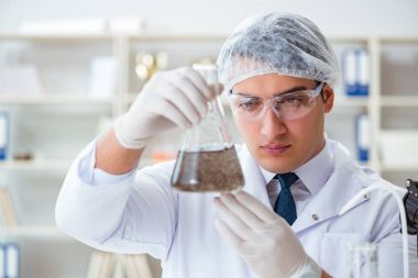 Genç araştırmacı bilim adamı bir su testi kirliliği araştırması yapıyor.