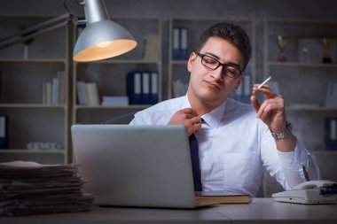 Stres altındaki iş adamı ofiste sigara içiyor