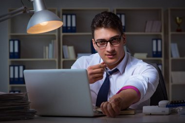 İşadamı uyuşturucudan geç saatlere kadar ofiste kalıyor.