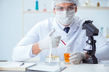 Laboratuvarda parfüm karıştıran bir kimyager.