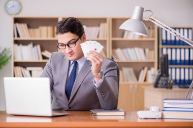 İşadamı işte kumar oynuyor.