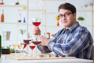 Profesyonel şarap garsonu kırmızı şarap tadıyor.
