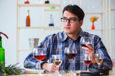 Profesyonel şarap garsonu kırmızı şarap tadıyor.