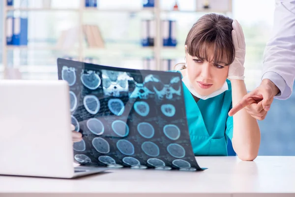 Twee artsen bespreken röntgenfoto MRI beeld in het ziekenhuis — Stockfoto