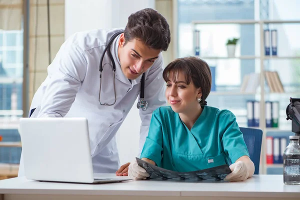 Два врача обсуждают рентгеновский снимок в больнице — стоковое фото