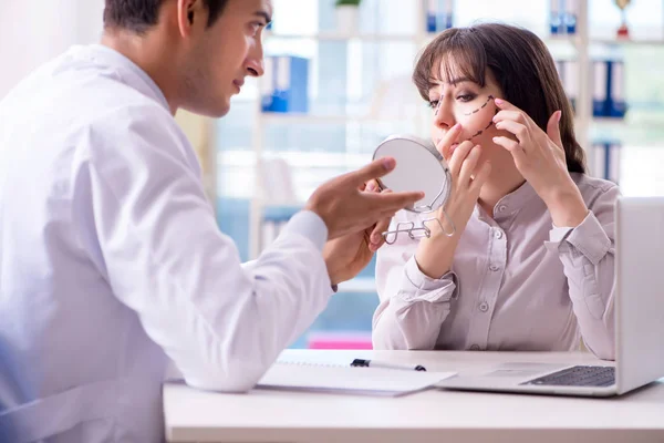 Cirujano plástico preparándose para la operación en cara mujer — Foto de Stock