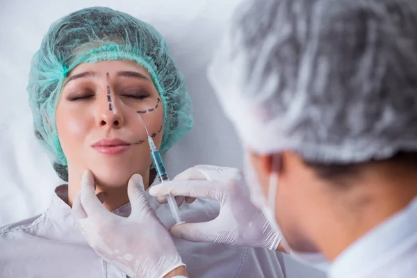 여성의 얼굴 수술을 준비하는 성형외과 의사 — 스톡 사진